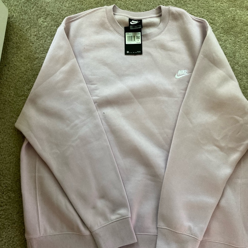 Men’s Nike crew neck sweatshirt.  Standard fit.